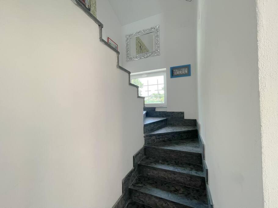 Elegante Appartamento 100 Mq Parcheggio - Wi Fi Savona Exterior photo